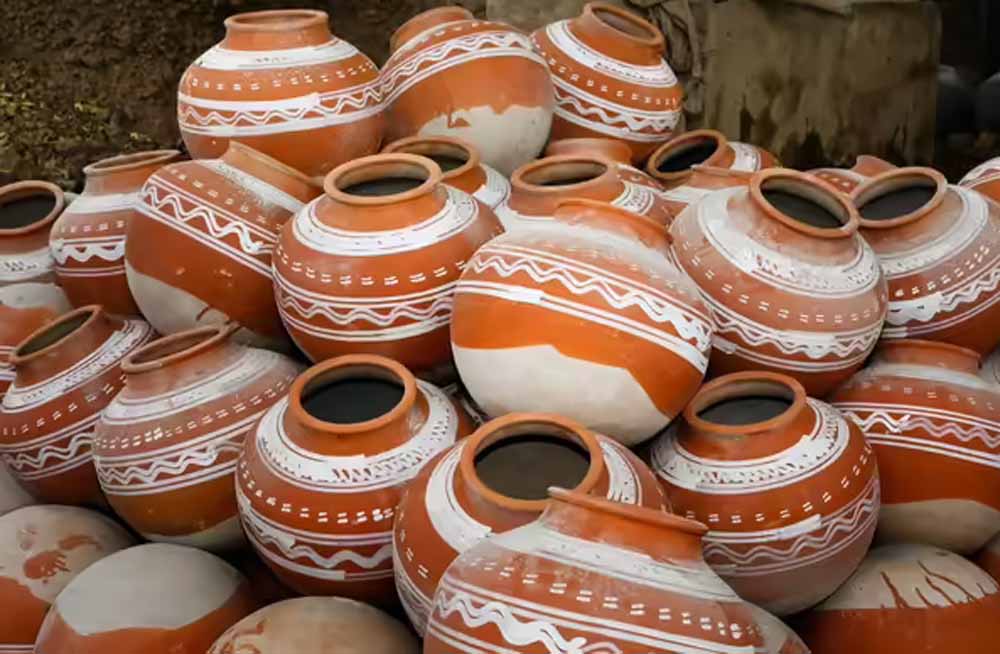 घर में पानी के मटके रखने के वास्तु नियम: सुख-समृद्धि और धन की बढ़ोतरी के लिए