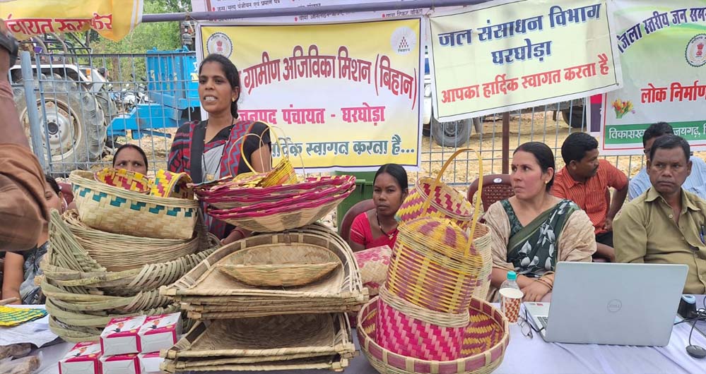 आत्मनिर्भरता की मिसाल बनीं ग्रामीण महिलाएं, गृह उद्योग और हस्तशिल्प से संवर रहा भविष्य आत्मनिर्भरता की मिसाल बनीं ग्रामीण महिलाएं, गृह उद्योग और हस्तशिल्प से संवर रहा भविष्य