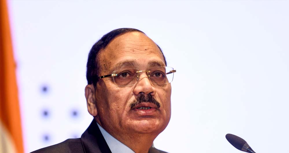 पहली बार मोबाइल लेकर सुप्रीम कोर्ट पहुंचे CJI सूर्यकांत, किसका था मैसेज? पहली बार मोबाइल लेकर सुप्रीम कोर्ट पहुंचे CJI सूर्यकांत, किसका था मैसेज?