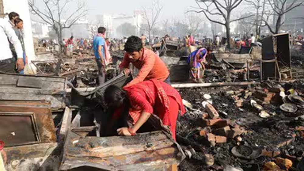 लखनऊ विकास नगर आग: 8 घंटे बाद काबू, दो बच्चों की मौत