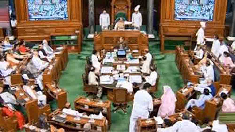 महिला आरक्षण बिल पर संसद में सख्ती, बीजेपी ने जारी किया तीन लाइन का व्हिप