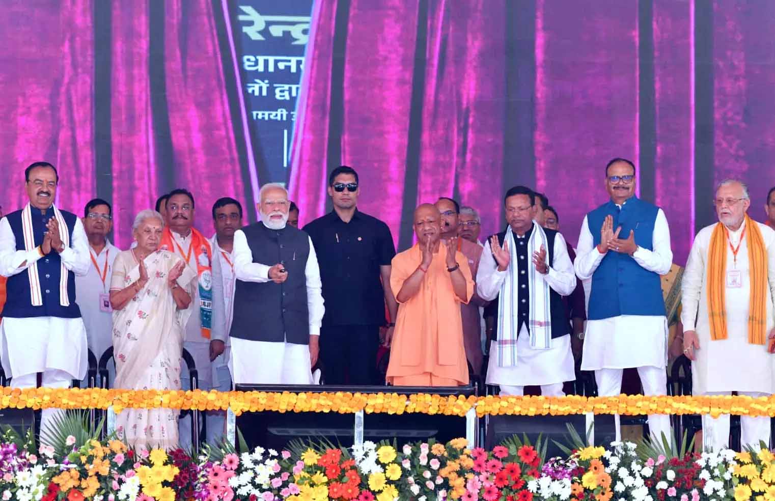 पीएम मोदी और सीएम योगी ने हरदोई में गंगा एक्सप्रेसवे का उद्घाटन, किसानों के योगदान की सराहना