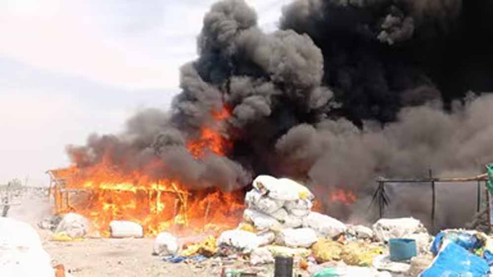 गाजियाबाद में भीषण आग: 250 झुग्गियां जलकर खाक, 20 से ज्यादा बच्चे लापता