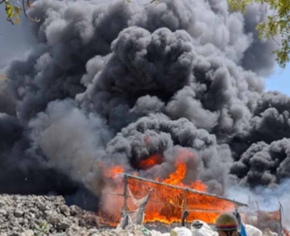 गाजियाबाद में भीषण आग: 125 झुग्गियां जलकर राख, सिलेंडर धमाकों से दहला इलाका