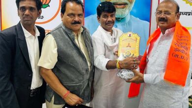 मंत्री दिलीप जायसवाल से मुलाकात, सम्मानित किए गए पत्रकार समिति के नेता