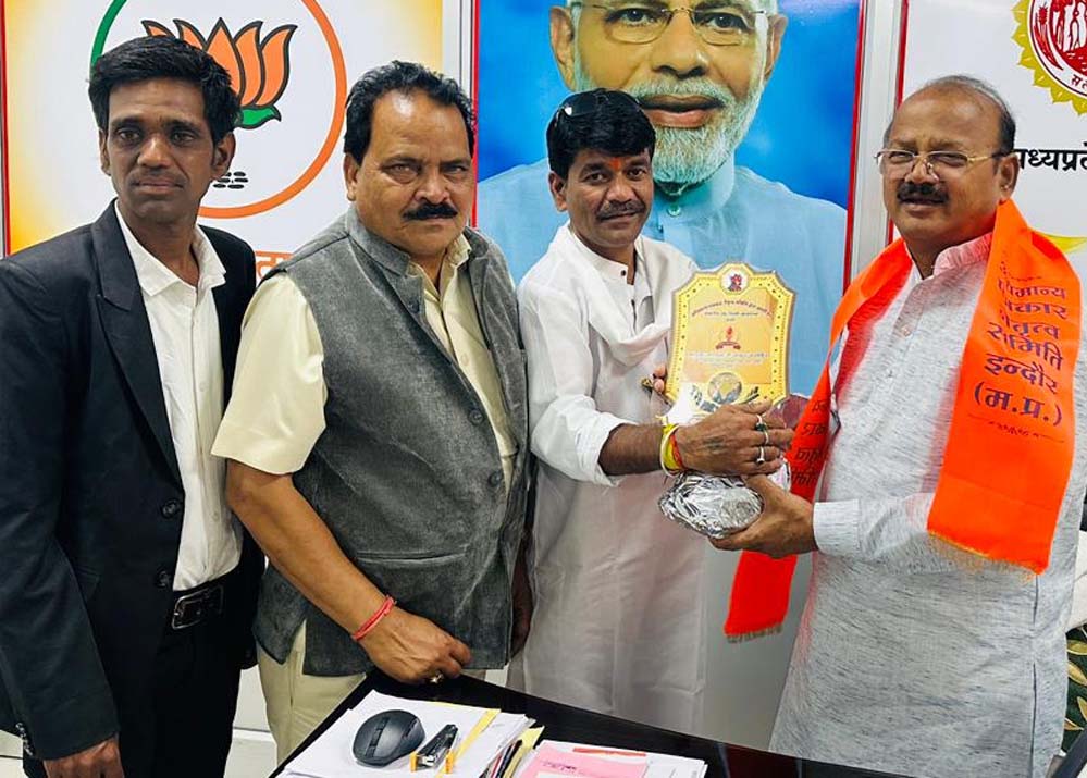 मंत्री दिलीप जायसवाल से मुलाकात, सम्मानित किए गए पत्रकार समिति के नेता मंत्री दिलीप जायसवाल से मुलाकात, सम्मानित किए गए पत्रकार समिति के नेता
