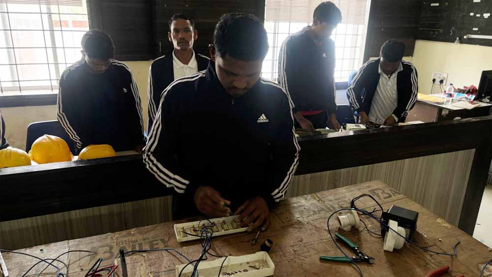 अंधेरे से उजाले की ओर- पुनर्वास नीति ने संवारा विनोद का भविष्य