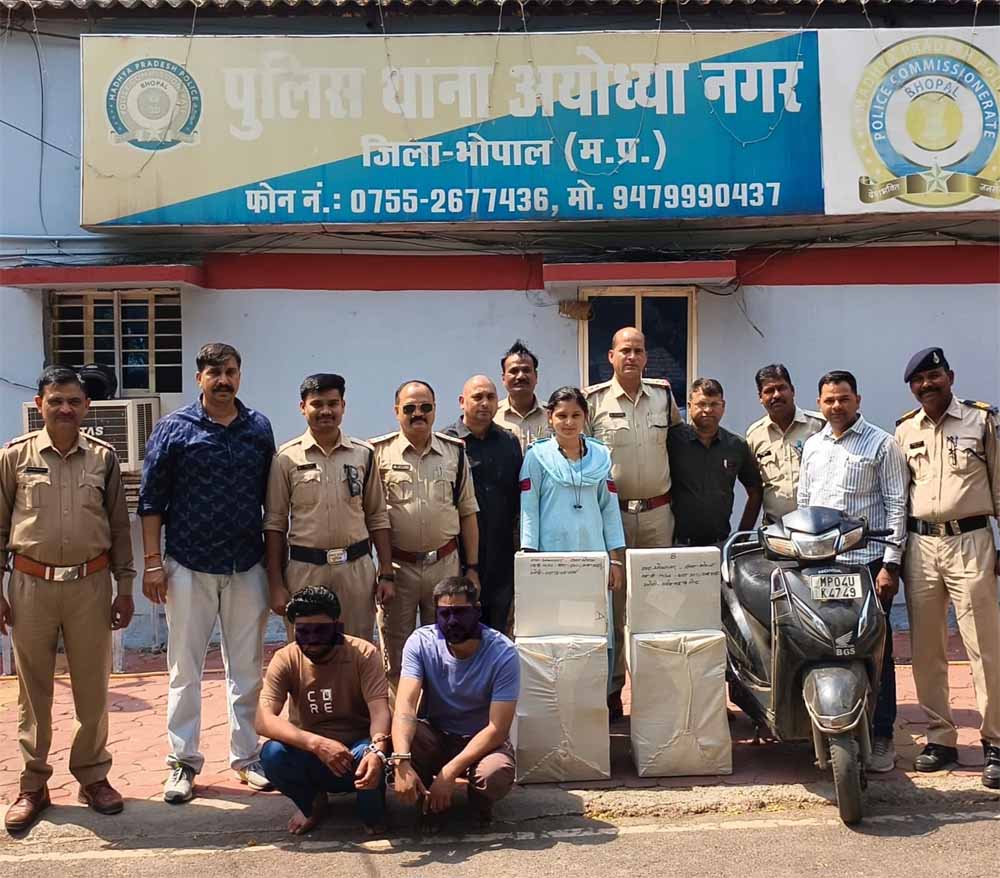 थाना अयोध्यानगर पुलिस ने 02 शराब  तस्करो को 10 पेटी  अग्रेजी शराब के साथ  किया गिरफ्तार, रायसेन, विदिशा जिले से लाकर कर रहे थे भोपाल में शराब तस्करी।