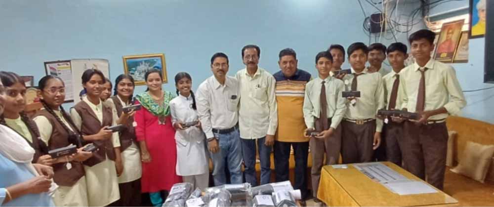 शासकीय उत्कृष्ट विद्यालय के 92 विद्यार्थियों को निःशुल्क चश्मों का वितरण