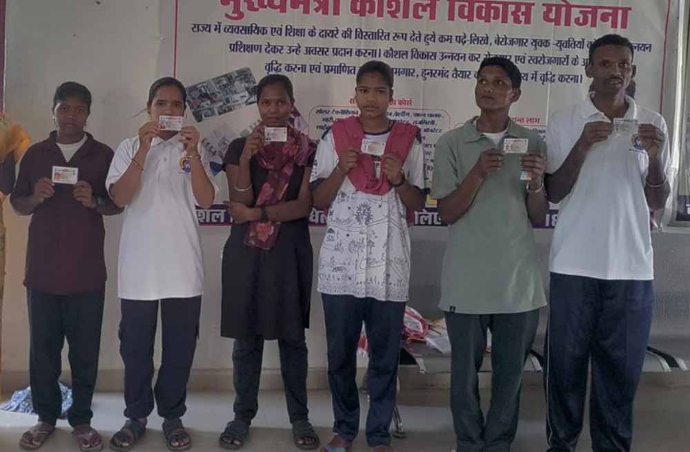 बंदूक छोड़ थामा ट्रैक्टर का स्टीयरिंग: नारायणपुर में आत्मसमर्पित नक्सलियों की नई पारी