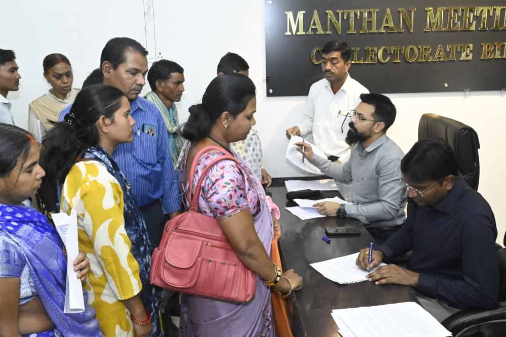 जनदर्शन में सुनीं गई लोगों की समस्याएं अधिकारियों को त्वरित निराकरण के निर्देश जनदर्शन में सुनीं गई लोगों की समस्याएं अधिकारियों को त्वरित निराकरण के निर्देश