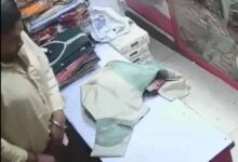 अंडरवियर में छिपाकर ब्रांडेड कपड़ों की चोरी, CCTV में कैद हुई कर्मचारी की करतूत