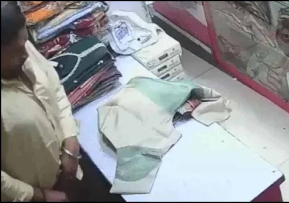 अंडरवियर में छिपाकर ब्रांडेड कपड़ों की चोरी, CCTV में कैद हुई कर्मचारी की करतूत