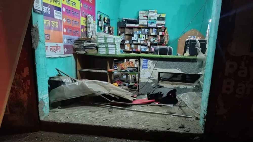 आधी रात धमाका: जांजगीर के सीएससी सेंटर में डेटोनेटर फटा, संचालक घायल आधी रात धमाका: जांजगीर के सीएससी सेंटर में डेटोनेटर फटा, संचालक घायल
