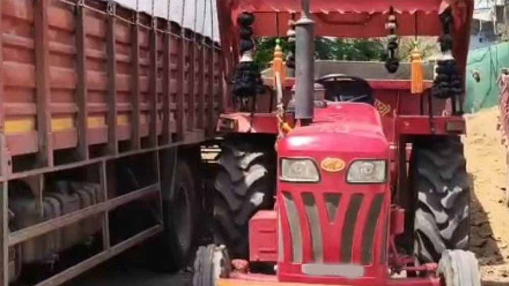 खारंग नदी में ट्रैक्टर पलटने पर सख्ती: वाहन मालिक पर FIR, अवैध उत्खनन पर कड़ी निगरानी खारंग नदी में ट्रैक्टर पलटने पर सख्ती: वाहन मालिक पर FIR, अवैध उत्खनन पर कड़ी निगरानी