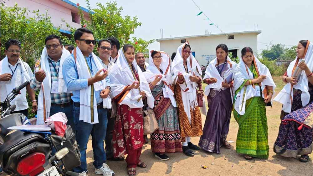 तहसीलदार का अनोखा स्वागत: प्रगणकों को दिए प्याज-टॉवेल, लौटने पर मिलेगा नींबू शरबत