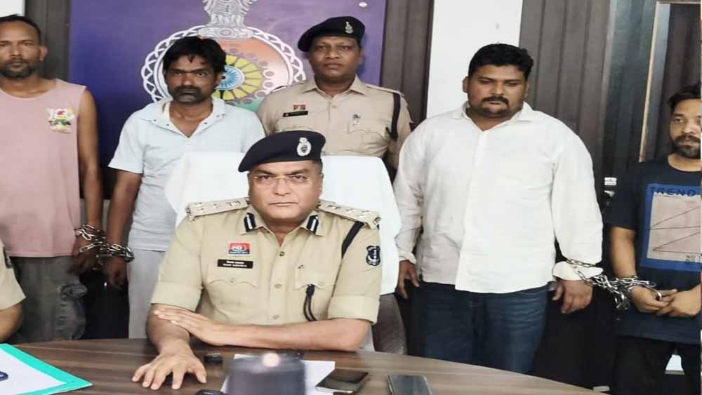 नशीली सिरप तस्करी का भंडाफोड़: 4 आरोपी गिरफ्तार, 800 बोतलें जब्त