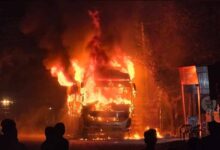 बारातियों से भरी बस में अचानक आग, शॉर्ट सर्किट की आशंका से मचा हड़कंप