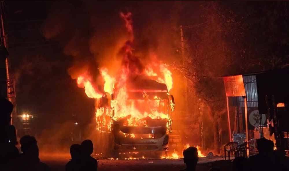 बारातियों से भरी बस में अचानक आग, शॉर्ट सर्किट की आशंका से मचा हड़कंप