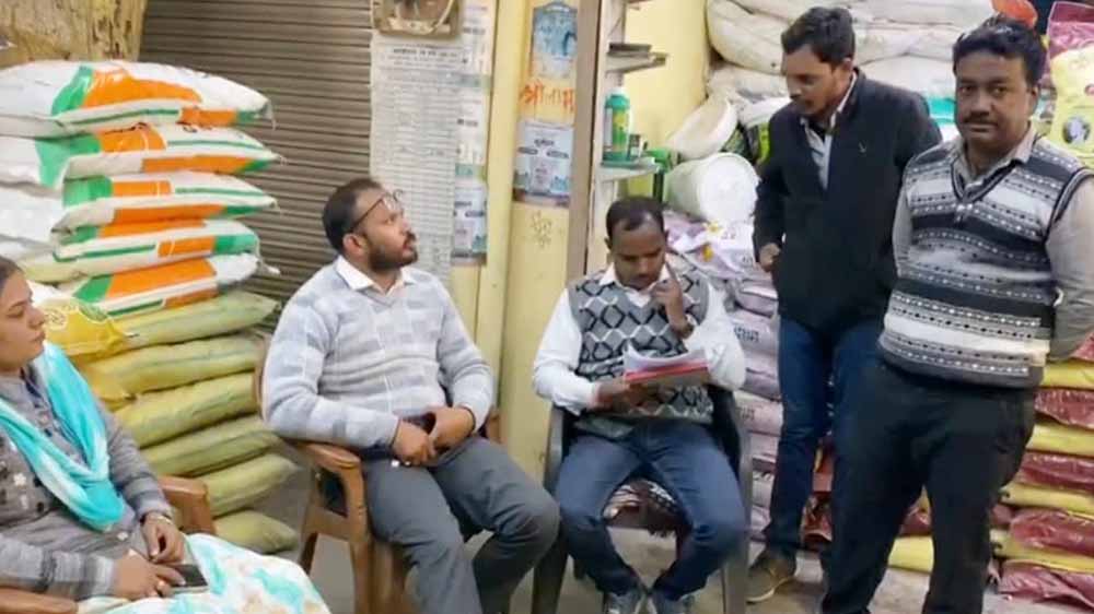 यूरिया की कालाबाजारी पर कार्रवाई तेज, एसडीएम व उप संचालक ने किया निरीक्षण यूरिया की कालाबाजारी पर कार्रवाई तेज, एसडीएम व उप संचालक ने किया निरीक्षण