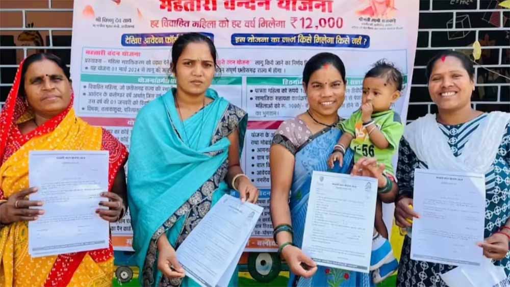 Bastar में महतारी वंदन योजना के लिए KYC अनिवार्य, अपडेट कराने उमड़ी महिलाओं की भीड़
