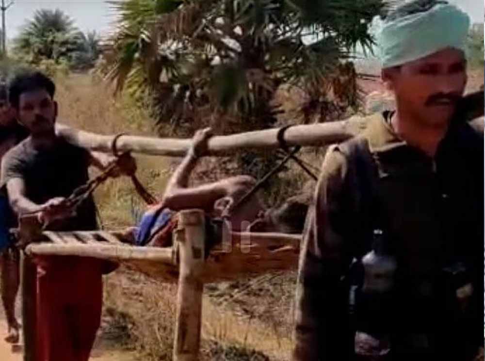 Dantewada में जवान बने फरिश्ता: गर्भवती महिला को सुरक्षित अस्पताल पहुंचाया