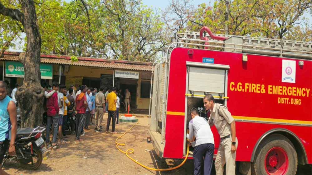 जिला सहकारी बैंक में आग का कहर: शॉर्ट सर्किट से कंप्यूटर और दस्तावेज जलकर खाक जिला सहकारी बैंक में आग का कहर: शॉर्ट सर्किट से कंप्यूटर और दस्तावेज जलकर खाक