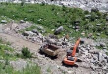 अवैध खनन पर बड़ी कार्रवाई: छापेमारी में मुरूम-गिट्टी से भरी गाड़ियां जब्त