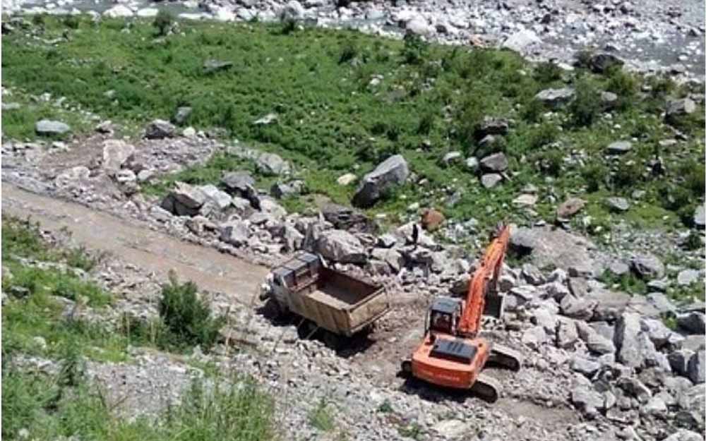 अवैध खनन पर बड़ी कार्रवाई: छापेमारी में मुरूम-गिट्टी से भरी गाड़ियां जब्त