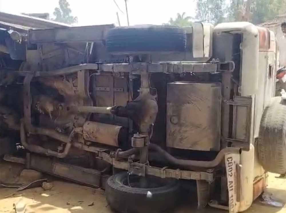 सूरजपुर में बड़ा हादसा: बाइक सवार को बचाने में घर में घुसा वाहन, SDM समेत पुलिसकर्मी घायल