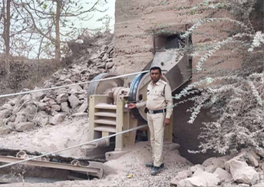रायपुर में खनिज विभाग का बड़ा एक्शन: 2 चूना पत्थर खदानें सील, 7 हाइवा जब्त