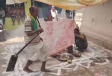 जलते अंगारों पर चलकर निभाई शादी की रस्म, दूल्हा-दुल्हन ने कायम रखी पीढ़ियों पुरानी परंपरा