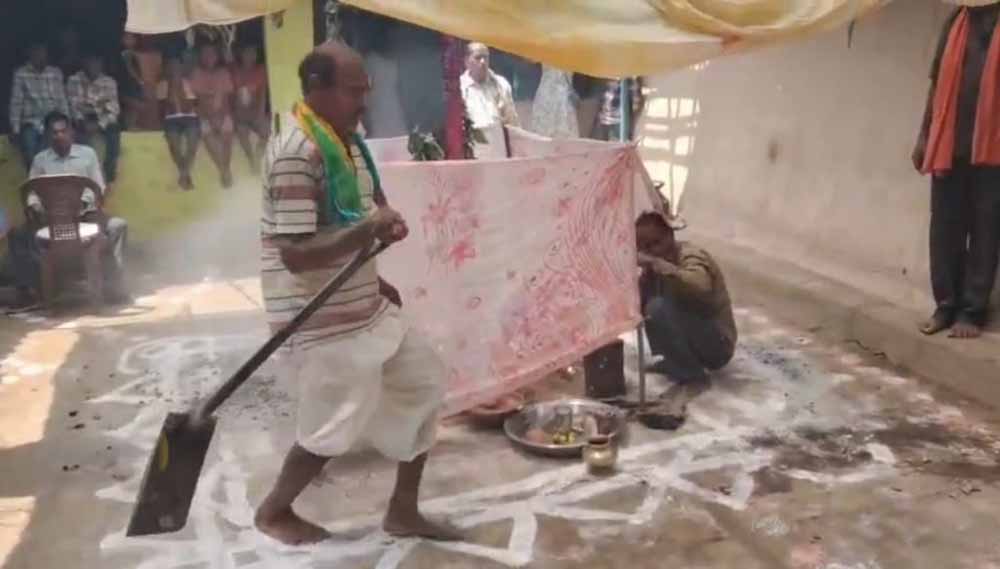 जलते अंगारों पर चलकर निभाई शादी की रस्म, दूल्हा-दुल्हन ने कायम रखी पीढ़ियों पुरानी परंपरा