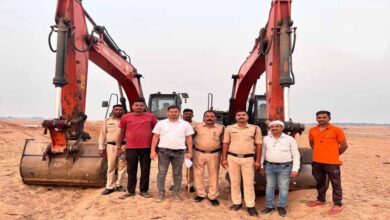 खनन माफिया पर सख्त एक्शन: सीमा लांघने पर 4 पोकलेन मशीनें जब्त