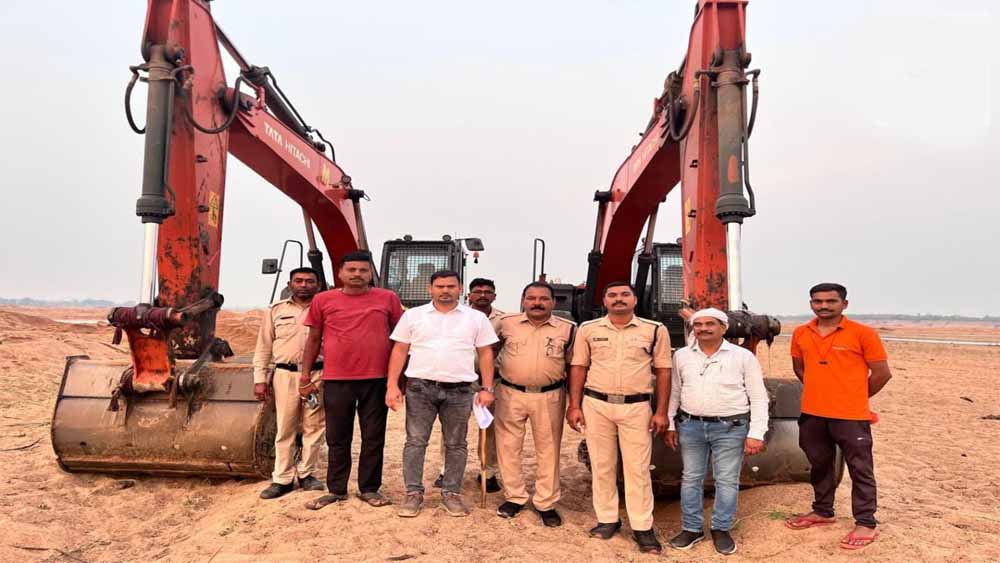 खनन माफिया पर सख्त एक्शन: सीमा लांघने पर 4 पोकलेन मशीनें जब्त