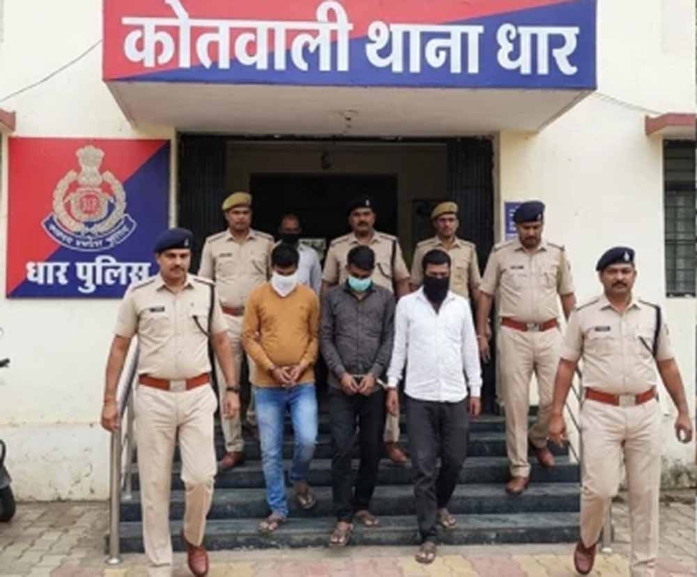 धार में फर्जी बीमा क्लेम गिरोह का पर्दाफाश, दो वकीलों समेत पांच आरोपी गिरफ्तार धार में फर्जी बीमा क्लेम गिरोह का पर्दाफाश, दो वकीलों समेत पांच आरोपी गिरफ्तार