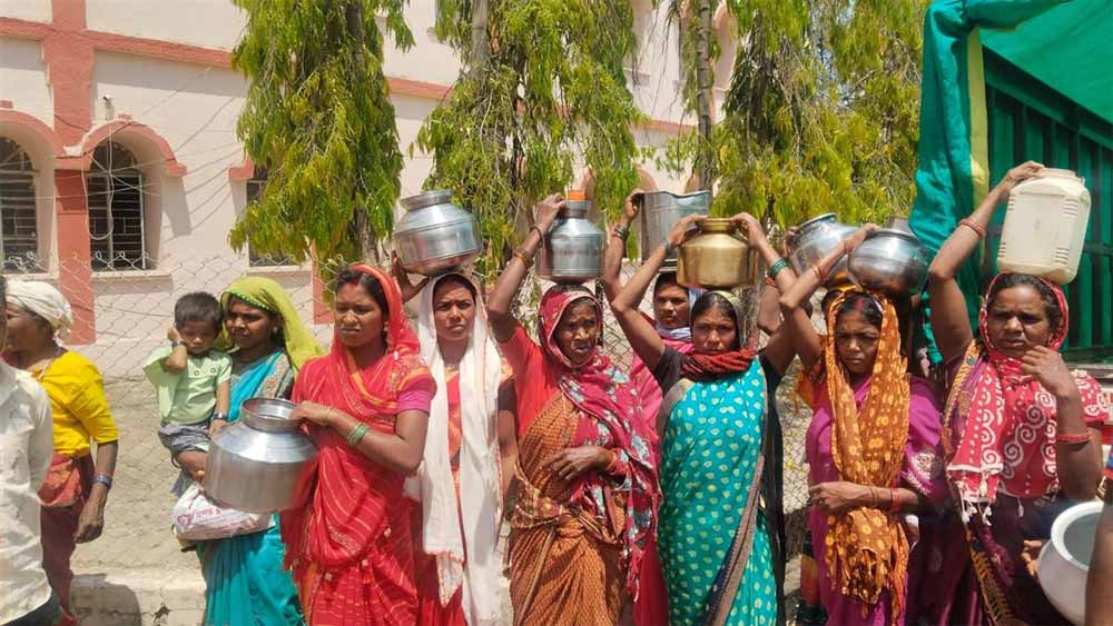 डिंडौरी में पानी का संकट चरम पर: नाले का पानी पी रहे ग्रामीण, खाली बर्तन लेकर पहुंचे जनसुनवाई में डिंडौरी में पानी का संकट चरम पर: नाले का पानी पी रहे ग्रामीण, खाली बर्तन लेकर पहुंचे जनसुनवाई में