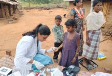 11 किमी की दूरी नहीं बनी बाधा, स्वास्थ्य टीम पहुंची लोहागांव के हर दरवाजे तक