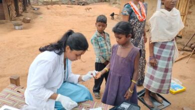 11 किमी की दूरी नहीं बनी बाधा, स्वास्थ्य टीम पहुंची लोहागांव के हर दरवाजे तक