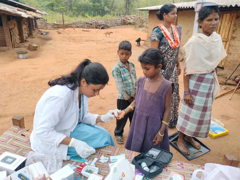 11 किमी की दूरी नहीं बनी बाधा, स्वास्थ्य टीम पहुंची लोहागांव के हर दरवाजे तक