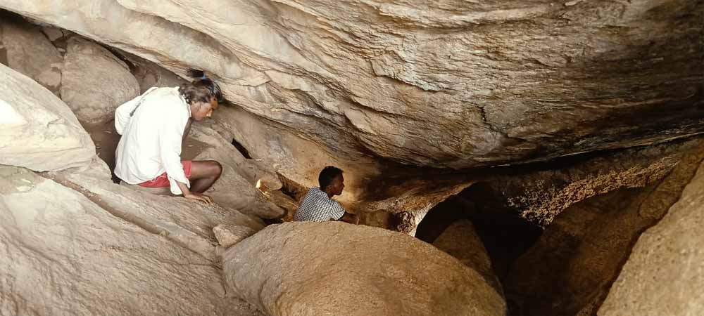 गढ़पहाड़ की गुफाओं में झलकती प्रागैतिहासिक सभ्यता की अनूठी विरासत गढ़पहाड़ की गुफाओं में झलकती प्रागैतिहासिक सभ्यता की अनूठी विरासत