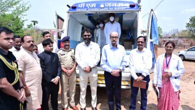राज्यपाल  रमेन डेका ने बेहराखार में पीएम जनमन अंतर्गत संचालित मोबाइल मेडिकल यूनिट का किया अवलोकन
