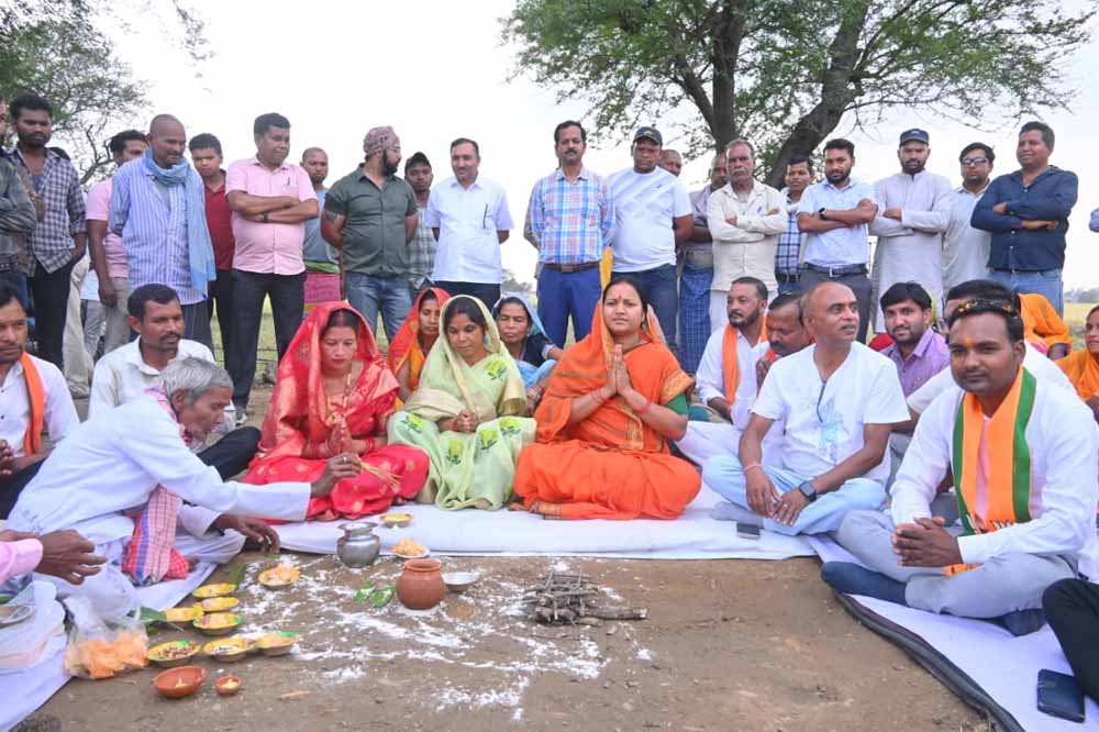 मंत्री  लक्ष्मी राजवाड़े ने 3.80 करोड़ रूपए की सड़क निर्माण कार्य का किया शुभारंभ