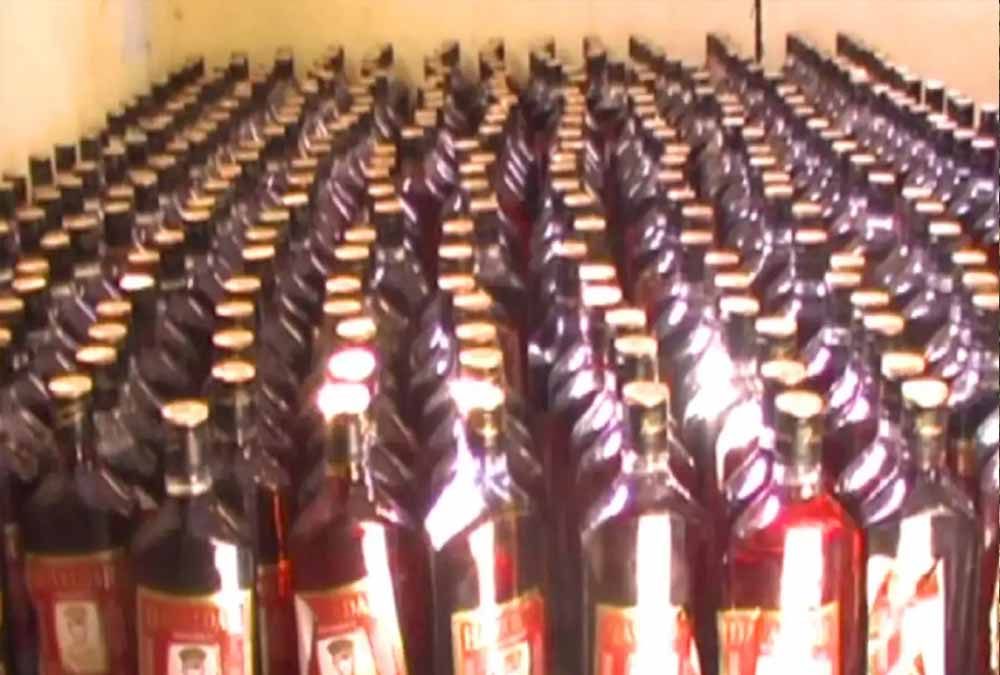 मुरैना में नाला शराब से भर गया, नजारा देखकर लोग हुए दंग मुरैना में नाला शराब से भर गया, नजारा देखकर लोग हुए दंग