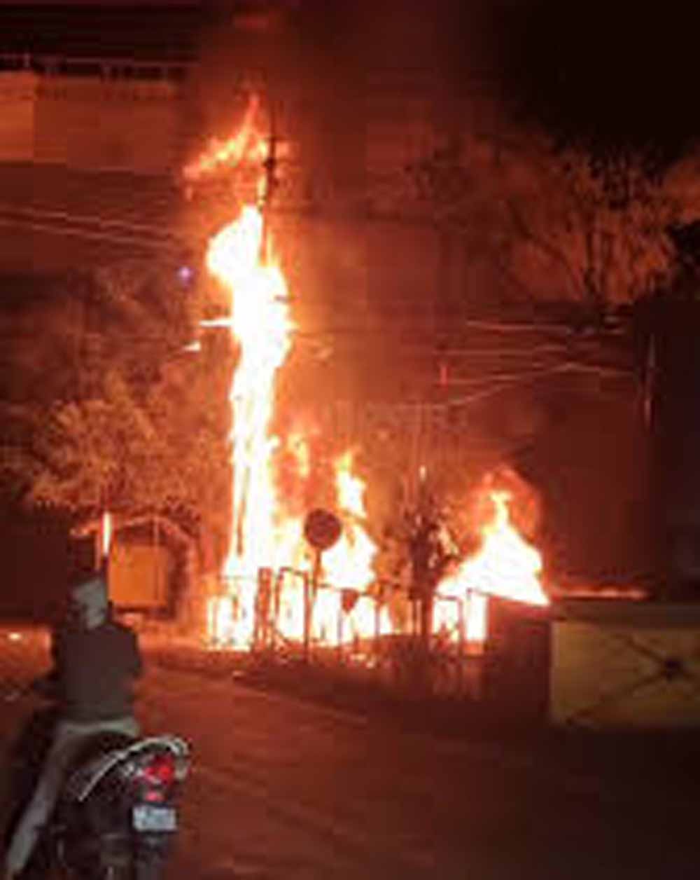 भोपाल के MP नगर में ट्रांसफार्मर ब्लास्ट: फॉर्च्यूनर कार चपेट में, इलाके में अफरा-तफरी भोपाल के MP नगर में ट्रांसफार्मर ब्लास्ट: फॉर्च्यूनर कार चपेट में, इलाके में अफरा-तफरी