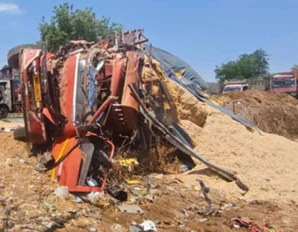 देवास में ट्रक और टूरिस्ट बस की भीषण टक्कर, 30 से ज्यादा यात्री घायल देवास में ट्रक और टूरिस्ट बस की भीषण टक्कर, 30 से ज्यादा यात्री घायल