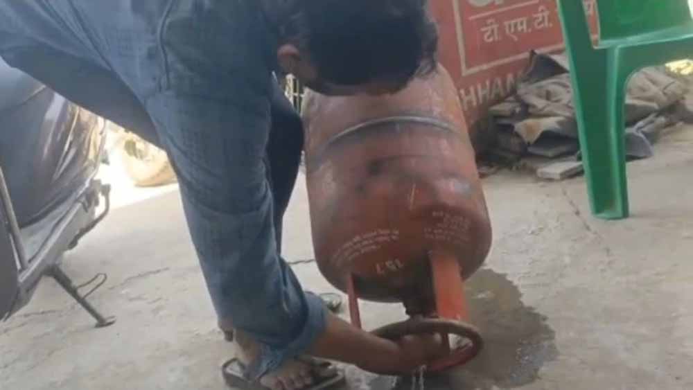 Vidisha में चौंकाने वाली ठगी, सिलिंडर में गैस की जगह निकला पानी