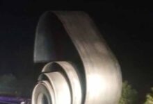 इंदौर में दर्दनाक हादसा: ट्रक से स्टील रोल गिरा, 5 वाहन टकराए, एक की मौत