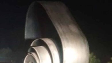 इंदौर में दर्दनाक हादसा: ट्रक से स्टील रोल गिरा, 5 वाहन टकराए, एक की मौत