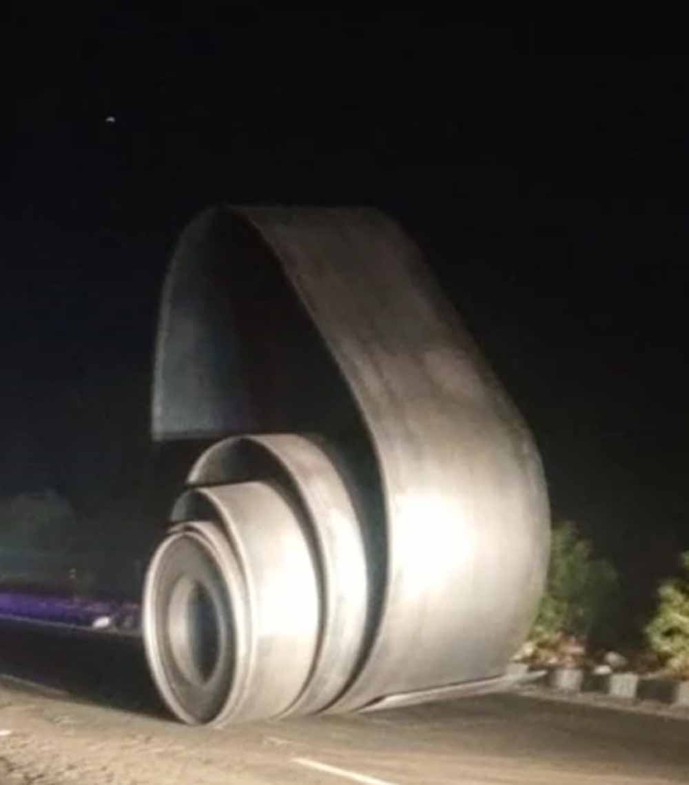 इंदौर में दर्दनाक हादसा: ट्रक से स्टील रोल गिरा, 5 वाहन टकराए, एक की मौत